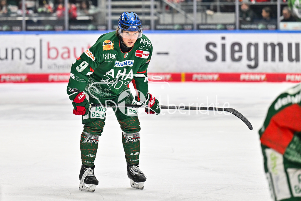 Augsburger Panther - Grizzlys Wolfsburg | AUGSBURG, GERMANY - 15. MARCH: im Bild Moritz WIRTH (Augsburger Panther 9) / Einzelfoto / Freisteller während dem Match zwischen den Augsburger Panthern und den Grizzlys Wolfsburg am 52. Spieltag der Penny DEL im Curt Frenzel Stadion