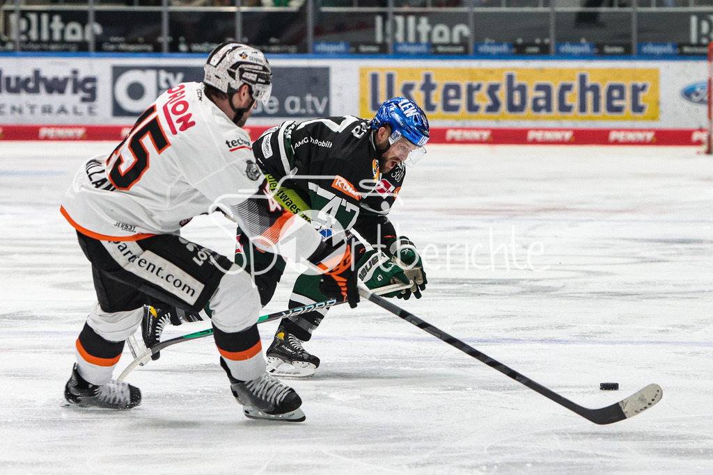 Augsburger Panther - Loewen Frankfurt | Carson McMILLAN (FRA #45) im Duell mit Wade BERGMAN (AEV #47)