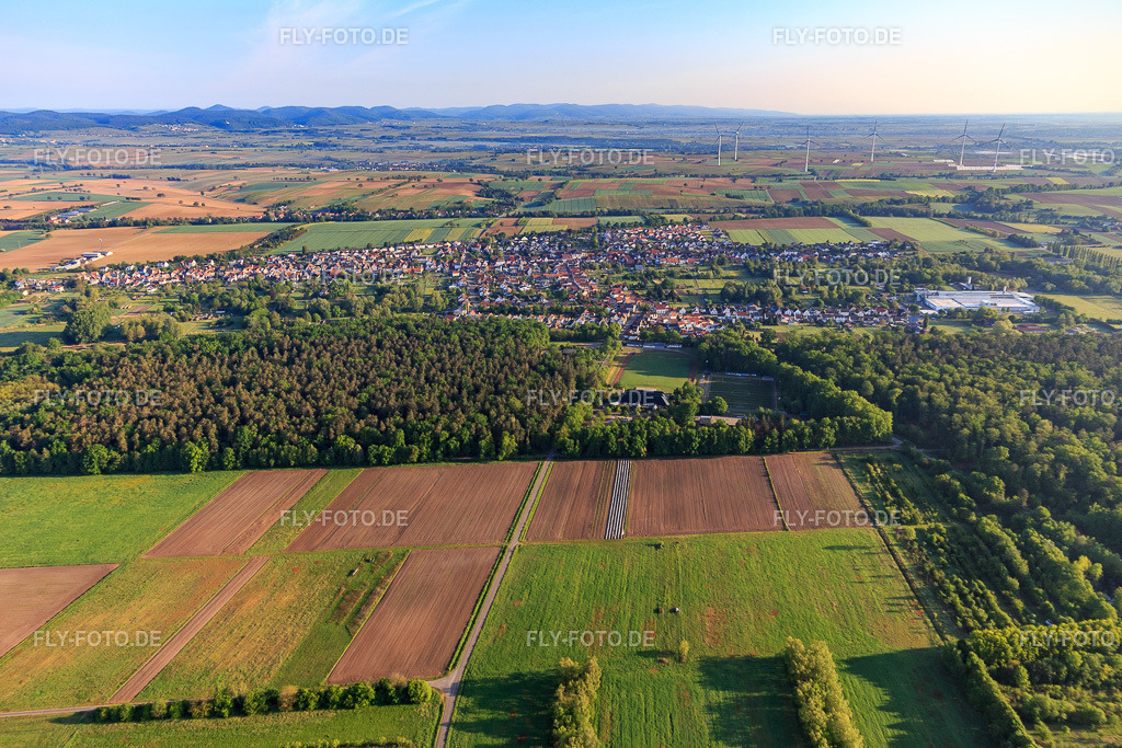Ortsansicht aus Süden | Luftbild: Ortsansicht aus Süden im Ortsteil Schaidt in Wörth im Bundesland Rheinland-Pfalz in Deutschland. Foto: IMG_120660.jpg vom 03.05.2020 durch Werner Riehm/FLY-FOTO.de - Realisiert mit Pictrs.com