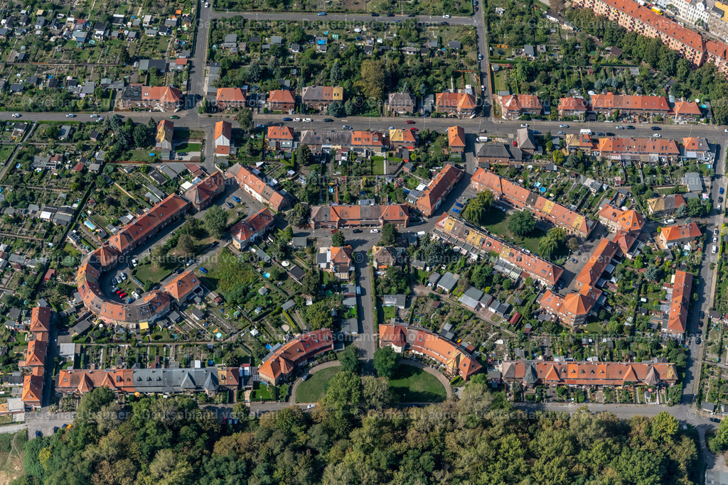4041130 | LEIPZIG 15.09.2020 Wohngebiet einer Mehrfamilienhaussiedlung an der Beutstraße im Ortsteil Mockau in Leipzig im Bundesland Sachsen, Deutschland. // Residential area of a multi-family house settlement on Beutstrasse in the district Mockau in Leipzig in the state Saxony, Germany. Foto: Gerhard Launer