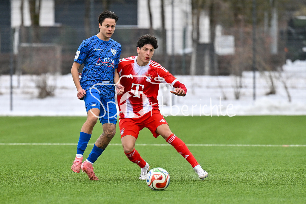FC Bayern Amateure - SGV Freiberg Fussball | MUNICH, GERMANY - 29. JANUARY: im Duell Mino GOURAS (SGV Freiberg 19) und Deniz OFLI (FC Bayern München II 3) während dem Testspiel zwischen den Amateuren des FC Bayern und dem SGV Freiberg Fussball am FC Bayern Campus