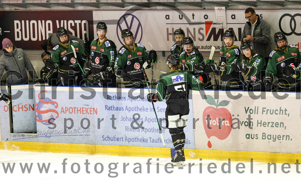 2022-09-30_045_TSV_Erding_gegen_EV_Dingolfing | Erding, Deutschland, 30.09.2022:
Eishockey, Bayernliga 2022 / 2023, Testspiel, TSV Erding gegen EV Dingolfing, Endergebnis: 3:4

Bastian Cramer (Erding Gladiators, #34), Christoph Furtner (Erding Gladiators, #22), Ryan Murphy (Erding Gladiators, #51), Leon Abstreiter (Erding Gladiators, #72), Marius von Friderici-Steinmann (Erding Gladiators, #92), Trainer Andreas Becher (Erding Gladiators)

Foto: Christian Riedel / fotografie-riedel.net