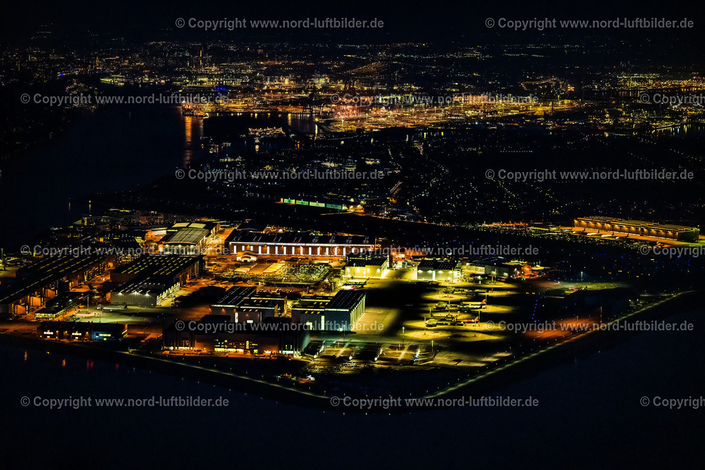 Hamburg_Finkenwerder_Airbus_Nachtaufnahme_ELS_5606060325 | HAMBURG 06.03.2025 Nacht- Lichter und Beleuchtung Airbus Produktionsgelände und Werksflughafen Finkenwerder in Hamburg. Auf dem ehemaligen Gelände der Hamburger Flugzeugbau - am Elbeufer auf der Halbinsel Finkenwerder -  befindet sich ein Airbus-Werk mit eigenem Werksflughafen. Weiterführende Informationen bei: Airbus SE. // Night lighting airbus works and airport of Finkenwerder in Hamburg in Germany. The former Hamburger Flugzeugbau works  - on the Finkenwerder Peninsula on the riverbank of the Elbe - include an Airbus production site with an airplane. Several Airbus planes and models are being constructed here. Further information at: Airbus SE. Foto: Martin Elsen