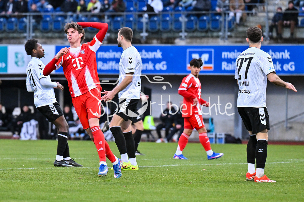 SV Wacker Burghausen - FC Bayern Amateure | BURGHAUSEN, GERMANY - 01. APRIL: im Bild Guido DELLA ROVERE (FC Bayern München II 10) der sich über eine vergebene Chance ärgert während dem Match zwischen dem SV Wacker Burghausen und den Amateuren des FC Bayern München am 26. Spieltag der Regionalliga Bayern im Flatbuy Stadion