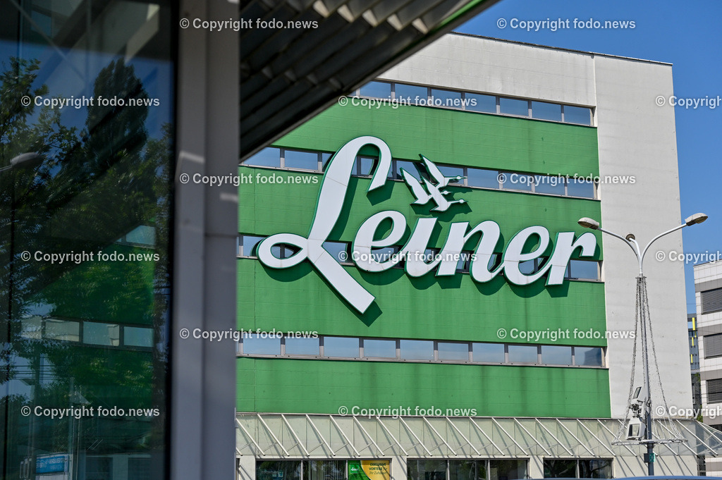 Leiner_ 01.06.2023-13 | 01.06.2023, Linz, AUT, Leiner, im Bild Leiner, Linz, Möbelhaus, Möbel, Moebelhaus, Moebel, Logo, Fahnen, Flaggen, Schild
