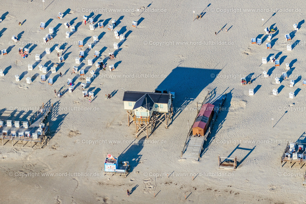 St.Peter-Ording_ELS_3612060822 | SANKT PETER-ORDING 06.08.2022 Strandkorb- Reihen am Sand- Strand im Küstenbereich der Nordsee im Ortsteil Sankt Peter-Ording in Sankt Peter-Ording im Bundesland Schleswig-Holstein, Deutschland. // Beach chair on the sandy beach ranks in the coastal area of North Sea in the district Sankt Peter-Ording in Sankt Peter-Ording in the state Schleswig-Holstein, Germany. Foto: Martin Elsen