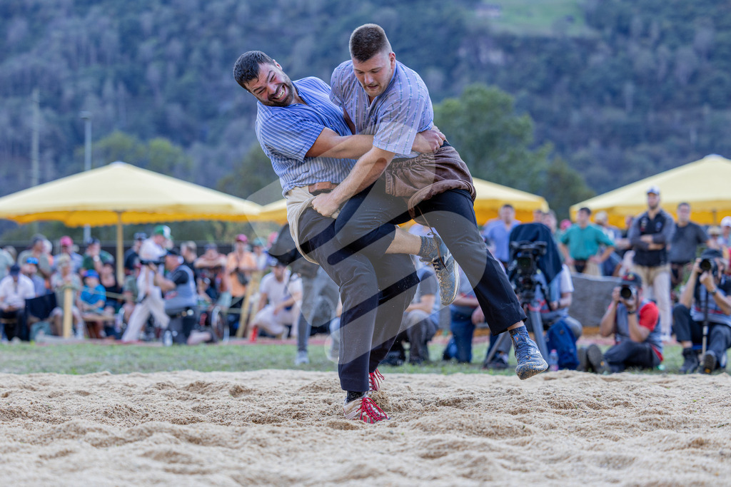 TESSINER2025_06_Gang_1586 | Die Schwinger des Schwyzer Kantonalen Schwingerverbandes: Fotos, die Dynamik und Leidenschaft festhalten, sowie emotionale Momente aus dem traditionellen Schwingsport zeigen. - Realisiert mit Pictrs.com