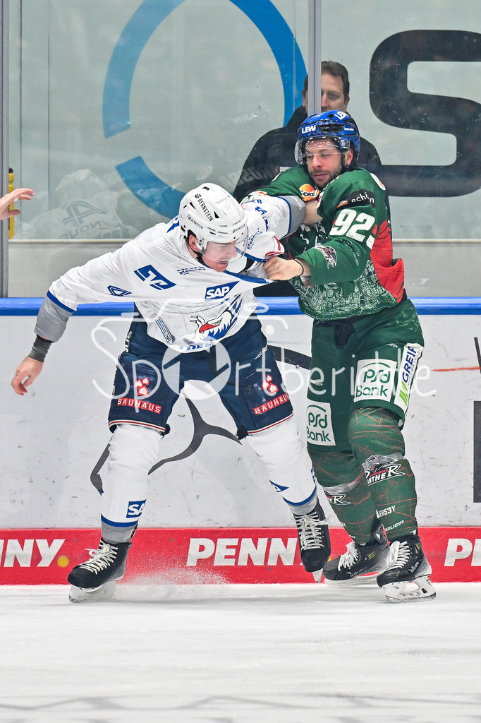Augsburger Panther - Adler Mannheim | AUGSBURG, GERMANY - 28. DECEMBER: im Bild der Faustkampf zwischen Dan RENOUF (Adler Mannheim 4) und Joseph CRAMAROSSA (Augsburger Panther 92) / Fight / Kampf / Kämpfen / Schlägerei während dem Match zwischen den Augsburger Panthern und den Adler Mannehim am 33. Spieltag der Penny DEL im Curt Frenzel Stadion