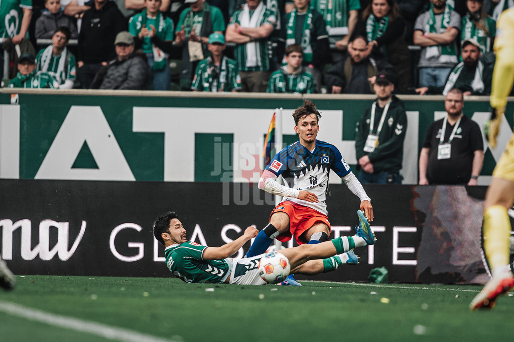 Fußball | Männer | Saison 2025/2026 | 1. Fußball-Bundesliga | 30. Spieltag | SV Werder Bremen vs. Hamburger SV | 18.04.2026 | v.l. Yukinari Sugawara (#03, SV Werder Bremen) gegen Otto Stange (#49, HSV)