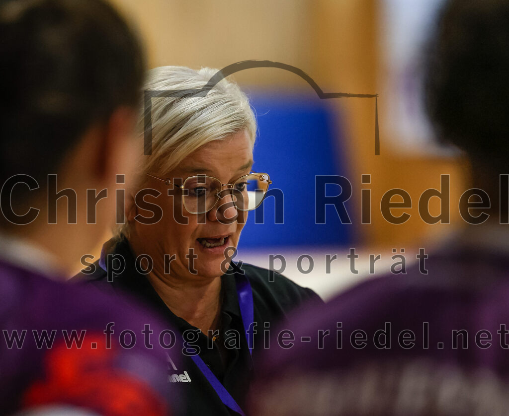 2024-10-13_027_SpVgg_Altenerding_gegen_SC_Freising | Erding, Deutschland, 13.10.2024:Handball, Bezirksoberliga Frauen Altbayern 2024 / 2024, 3. Spieltag, SpVgg Altenerding gegen SC Freising, Endergebnis: 26:35Trainer Christiane Kleine (SpVgg Altenerding)Foto: Christian Riedel / fotografie-riedel.net
