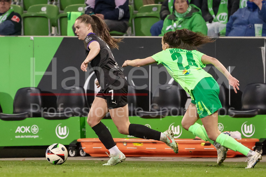 Fussball, Google Pixel Frauen-Bundesliga, VfL Wolfsburg - SGS Essen | v.li.: Lilli Purtscheller (SGS Essen, 7) und Joelle Wedemeyer (VfL Wolfsburg, 24) im Zweikampf, Duell, Dynamik, Aktion, Action, Spielszene, DIE DFB-RICHTLINIEN UNTERSAGEN JEGLICHE NUTZUNG VON FOTOS ALS SEQUENZBILDER UND/ODER VIDEOÄHNLICHE FOTOSTRECKEN. DFB REGULATIONS PROHIBIT ANY USE OF PHOTOGRAPHS AS IMAGE SEQUENCES AND/OR QUASI-VIDEO.