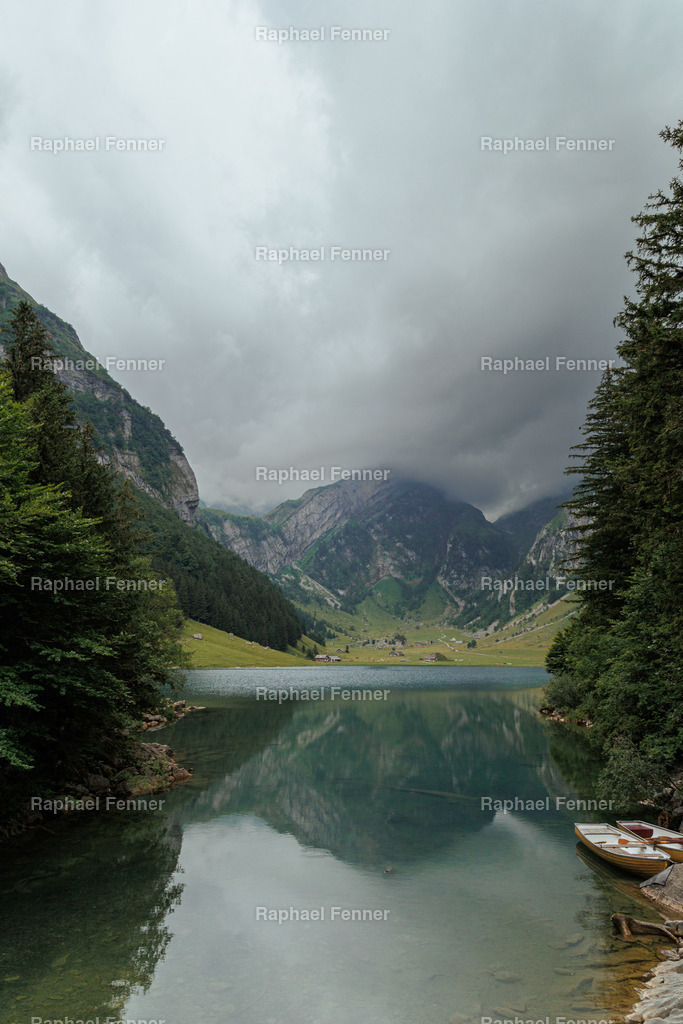 Seealpsee im Kanton Appenzell  | Erlebe eindrucksvolle Landschaftsfotografie aus dem Engadin und darüber hinaus. Raphael Fenner bietet zudem professionelle Fotoaufträge für Hochzeiten, Porträts und Unternehmen. Jetzt entdecken und inspirieren lassen!