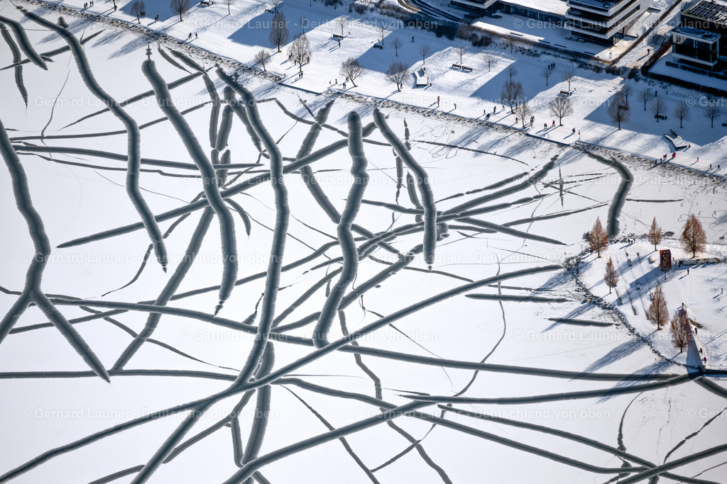 4043770 | DORTMUND 13.02.2021 Winterlich schneebedeckte Spuren auf der gefrorenen und mit Eis bedeckte Wasseroberfläche Phoenix See im Ortsteil Hörde in Dortmund im Ruhrgebiet im Bundesland Nordrhein-Westfalen, Deutschland. Weiterführende Informationen bei: DSW21 Dortmunder Stadtwerke AG. // Wintry snowy traces on the frozen and ice-covered water surface PhoenixSee in the district Hoerde in Dortmund at Ruhrgebiet in the state North Rhine-Westphalia, Germany. Further information at: DSW21 Dortmunder Stadtwerke AG. Foto: Gerhard Launer