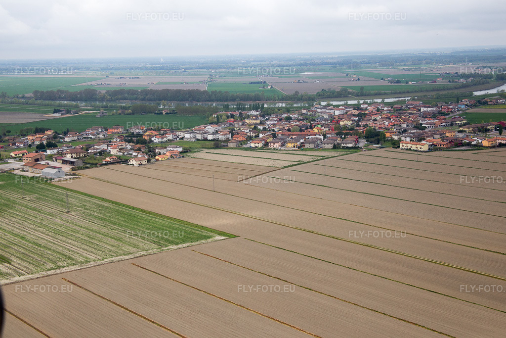 Vue aérienne: Vue de la ville à Scovetta dans le département Vénétie, Italie. Photo: IMG_087715.jpg prise le 09/04/2016 par Werner Riehm/FLY-FOTO.euRésolution de l'original: 5472 x 3648 px