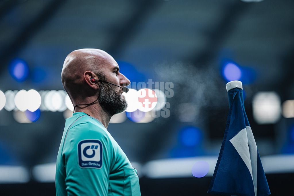 Fußball | Männer | Saison 2023/2024 | 2. Fußball-Bundesliga | 16. Spieltag | Hamburger SV vs. SC Paderborn 07 | 09.12.2023 | Schiedsrichterassistent Benedikt Kempkes