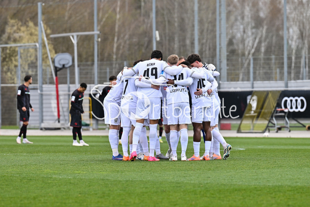FC Ingolstadt - SSV Ulm 1846 Fussball  | INGOLSTADT, GERMANY - 25. MAERZ: das Team der Gäste macht nochmal einen Spielerkreis vor dem Testspiel zwischen dem FC Ingolstadt und dem SSV Ulm 1846 Fussball auf Platz 4 am Audi Sportpark