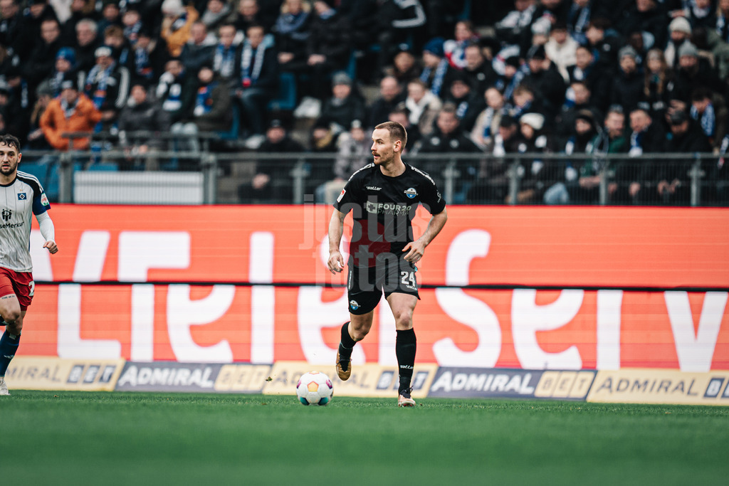 Fußball | Männer | Saison 2023/2024 | 2. Fußball-Bundesliga | 16. Spieltag | Hamburger SV vs. SC Paderborn 07 | 09.12.2023 | Jannis Heuer (#24, SC Paderborn 07)