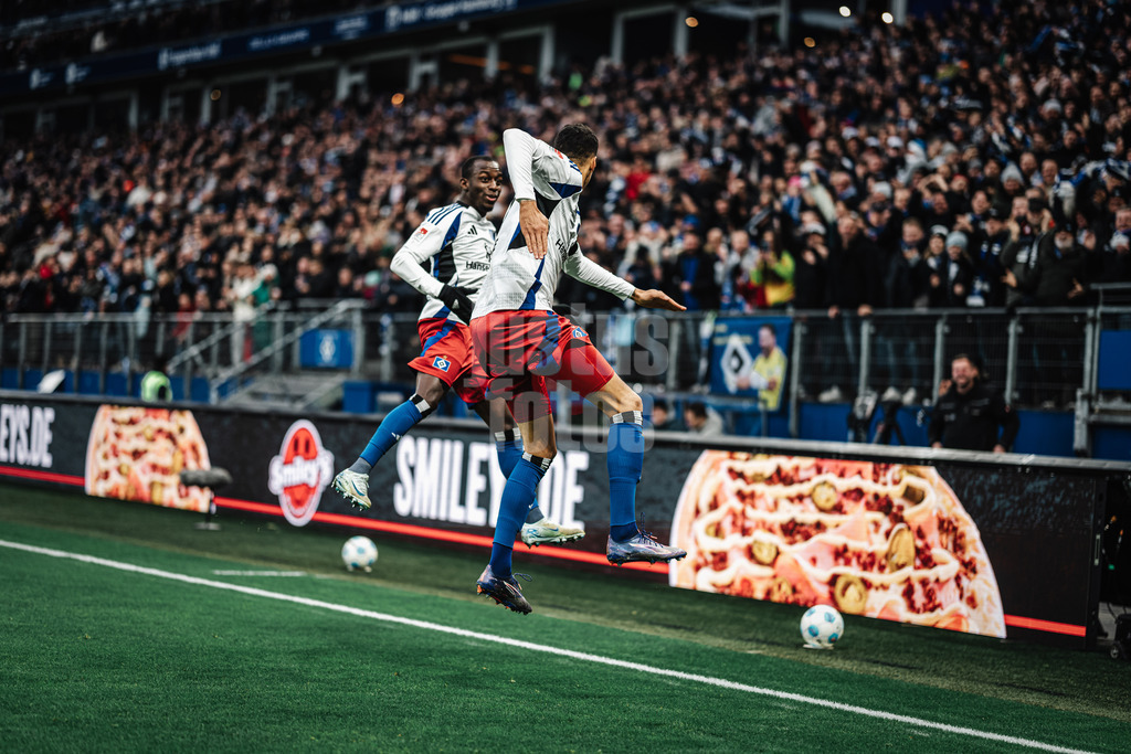 Fußball | Männer | Saison 2024/2025 | 2. Fußball-Bundesliga | 17. Spieltag | Hamburger SV vs. SpVgg Greuther Fürth | 21.12.2024 | v.l. Torjubel Jean-Luc Dompe (#7, HSV) und Davie Selke (#27, HSV)