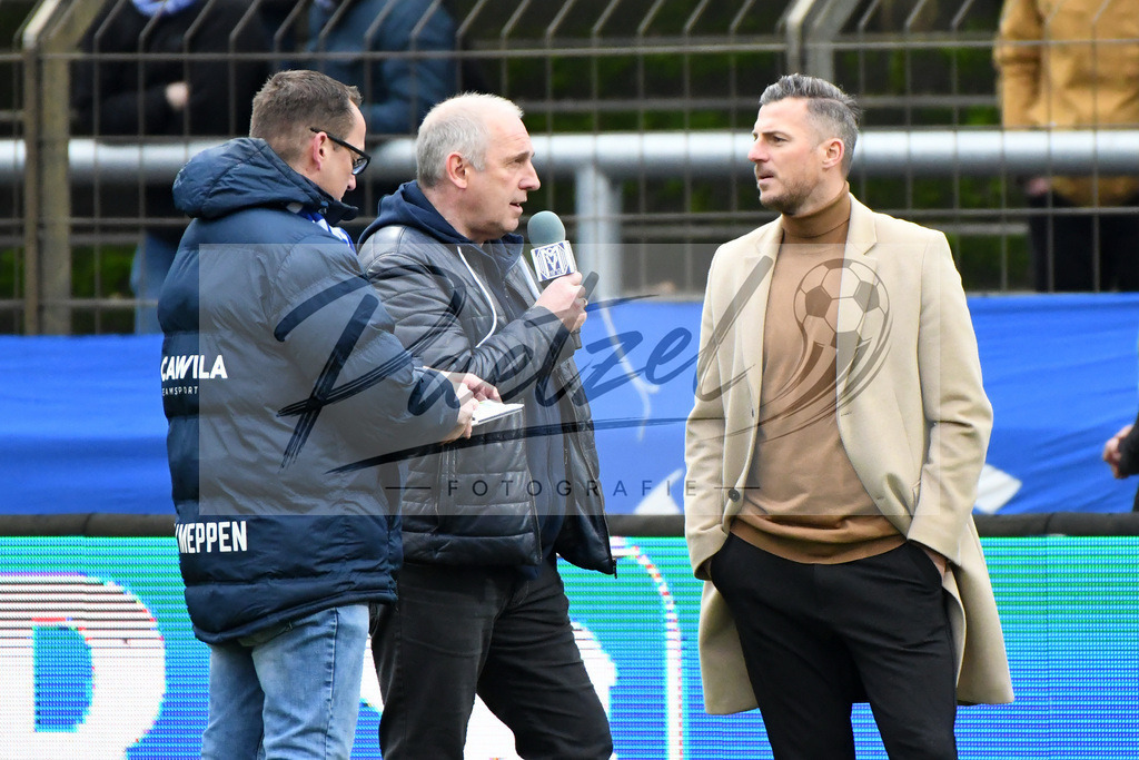 20200201_MEPCHE_0004 | Fußball, Herren: Marcel Gebers wird verabschiedet waehrend des Spiels der 3. Liga zwischen SV Meppen und Chemnitzer FC in der Haensch-Arena am 01.02.2020 in Meppen, Deutschland. DFB / DFL REGULATIONS PROHIBIT ANY USE OF PHOTOGRAPHS AS IMAGE SEQUENCES AND/OR QUASI-VIDEO. - Realisiert mit Pictrs.com