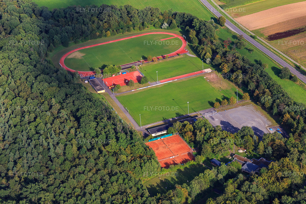 Luftbild: Sportzentrum Maulbronn des VfS Maulbronn-Diefenbach mit Tartanbahn, Tennisplatz und Fußballplatz in Maulbronn im Bundesland Baden-Württemberg in Deutschland.Foto: IMG_093459.jpg vom 22.08.2016 durch Werner Riehm/FLY-FOTO.deWWW.WALDGASTSTAETTE-SAWWIDIS.DELink zur der Hirsch & Wölfl GmbH&nbsp;-&nbsp;Link öffnet im neuen FensterVfS Maulbronn-Diefenbach e.V