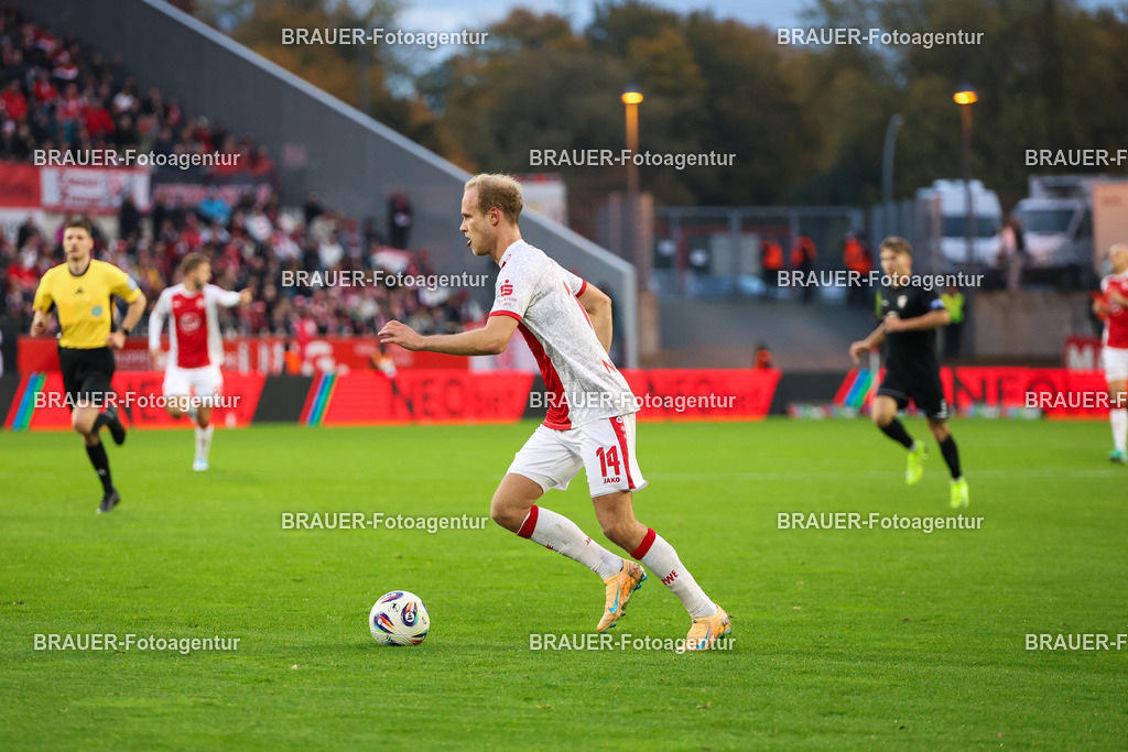 Rot-Weiss Essen - 1.Fc Schweinfurt | Essen, Deutschland, 02.11.2025 Lucas Brumme  (Rot-Weiss Essen) Einzelaktion während des 3.Liga Spiels zwischen  Rot-Weiss Essen und 1.Fc Schweinfurt am 02.11.2025 im Stadion an der Hafenstraße in Essen. (Foto von Timo Bluhmki-Schmidt/Brauer Fotoagentur