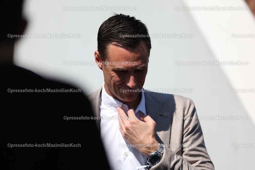 HanMX01052588017 | 01.05.2025, Fußball, Hannover 96 Renntag, Die Fußballprofis von Hannover96 zu Gast auf der Pferderennbahn Neue Bult. Im Bild Marcus Mann (Geschäftsführer Geschäftsführung Hannover 96) nachdenklich Mimik unzufreiden