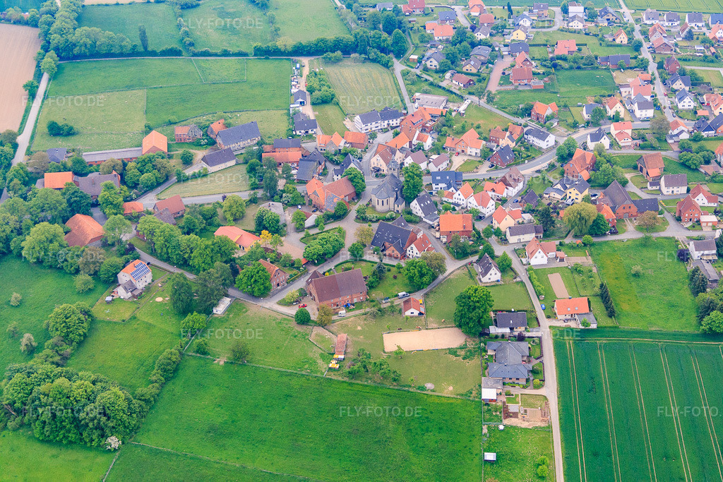Luftbild: Ortsmitte mit Kirche St. Marien im Ortsteil Rolfzen in Steinheim im Bundesland Nordrhein-Westfalen in Deutschland. Foto: IMG_079375.jpg vom 23.05.2015 durch Werner Riehm/FLY-FOTO.de