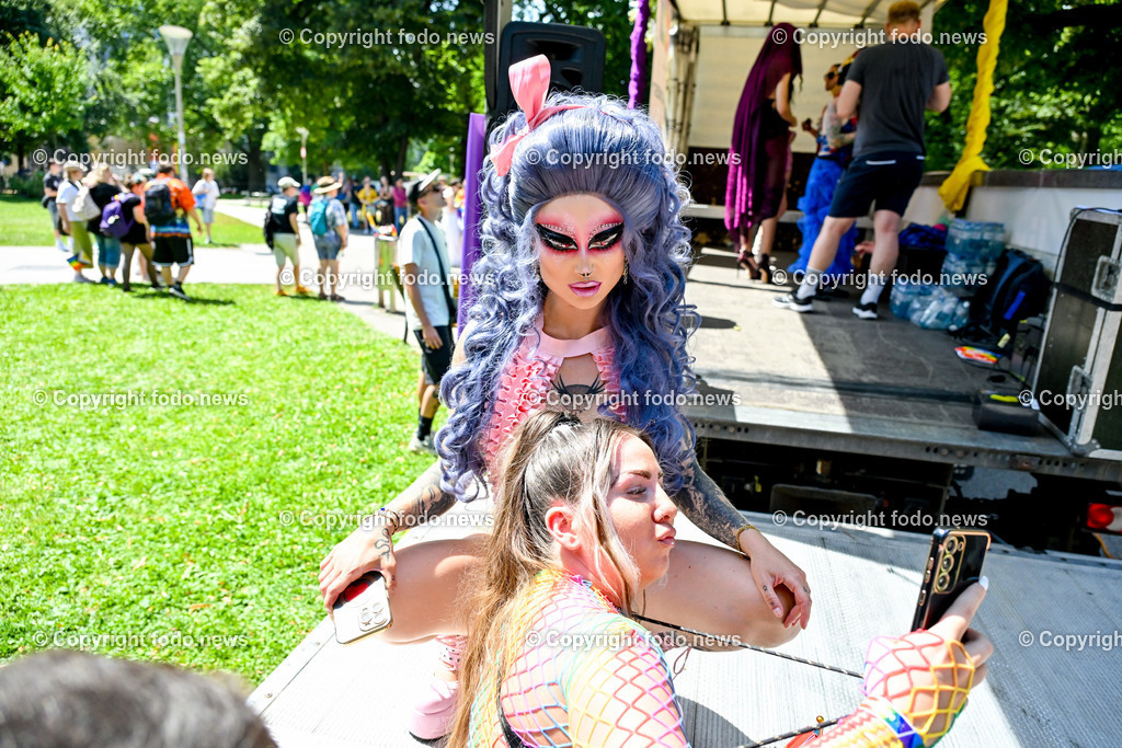 Linzpride 2024_ 06.07.2024-83 | 06.07.2024, Linz, AUT, Linzpride 2024, im Bild Teilnehmer an der Linz Pride 2024