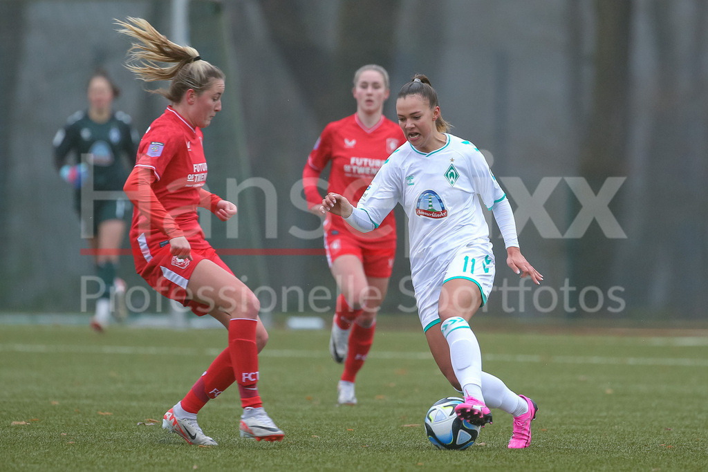 Fussball, Testspiel Frauen, SV Werder Bremen - FC Twente Enschede | v.li.: Wieke Kaptein (FC Twente Vrouwen, 20) und Maja Sternad (SV Werder Bremen, 11) im Zweikampf, Duell, Dynamik, Aktion, Action, Spielszene