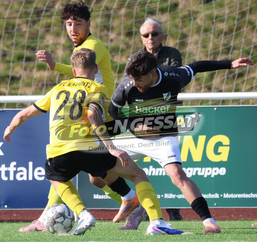 SV Rödinghausen II, FC Kaunitz | Auf dem Bild zu sehen: schwarz SV Rödinghausen II: Noah-Henry Köse ; gelb FC Kaunitz v.l.: Silas Hartkämper, Felix Sczepurek SV Rödinghausen II, FC Kaunitz, Saison 25/26, Westfalenliga, Deutschland - Realisiert mit Pictrs.com