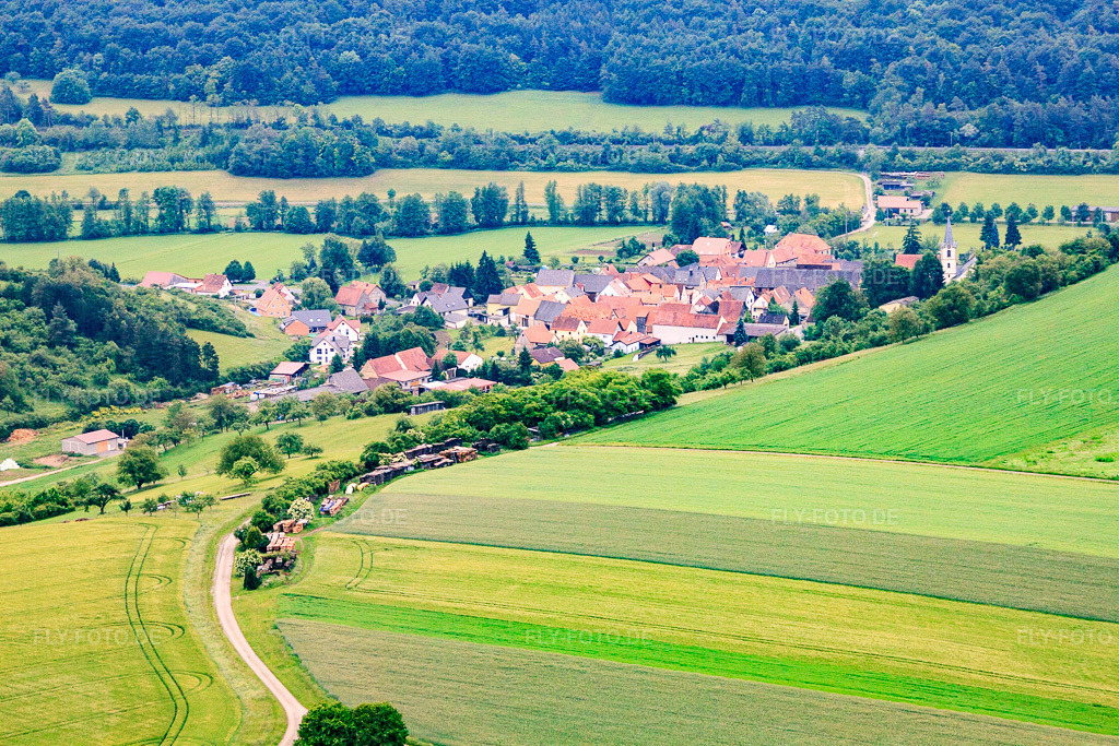 Luftbild: Dorfansicht am Ufer der Wern im Ortsteil Halsheim in Arnstein im Bundesland Bayern in Deutschland. Foto: IMG_66055.jpg vom 30.05.2014 durch Werner Riehm/FLY-FOTO.deAuflösung des Originals: 4752 x 3168 px