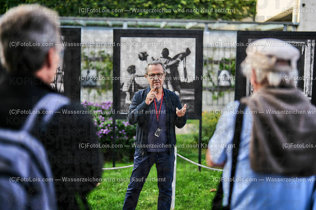 ALP6278_TdBerufsfotografie_Baden_Faber ueber Koppitz | (C)FotoLois.com, Alois Spandl, Tage der NÖ Berufsfotografie in Baden, Rundgang durch die Ausstellung Rudolph Koppitz mit Kunsthändler und Galerist Johannes Faber, Fr 6. Oktober 2023.
