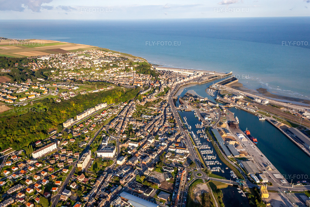 Vue aérienne: Vue de la ville à le quartier Basse Ville in Le Tréport dans le département Seine-Maritime, France. Photo: IMG_70775.jpg prise le 24/08/2014 par Werner Riehm/FLY-FOTO.eu – Résolution de l'original: 4752 x 3168 px