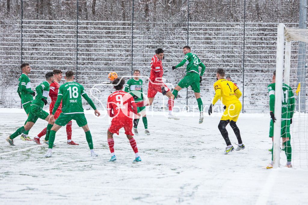 FC Bayern Amateure - VfB Eichstätt | Ein Eckball fuer die Hausherren bringt nicht den gewünschten Erfolg