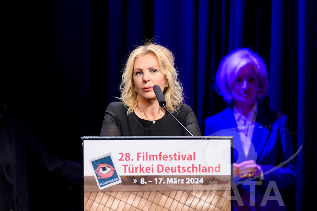 _DWA8147 | Hale Soygazi als Ehrenpreisträgerin 2024 bei der Eröffnung der 28. Film Festival Türkei Deutschland  am 08.3.2024  in Nürnberg - Realisiert mit Pictrs.com