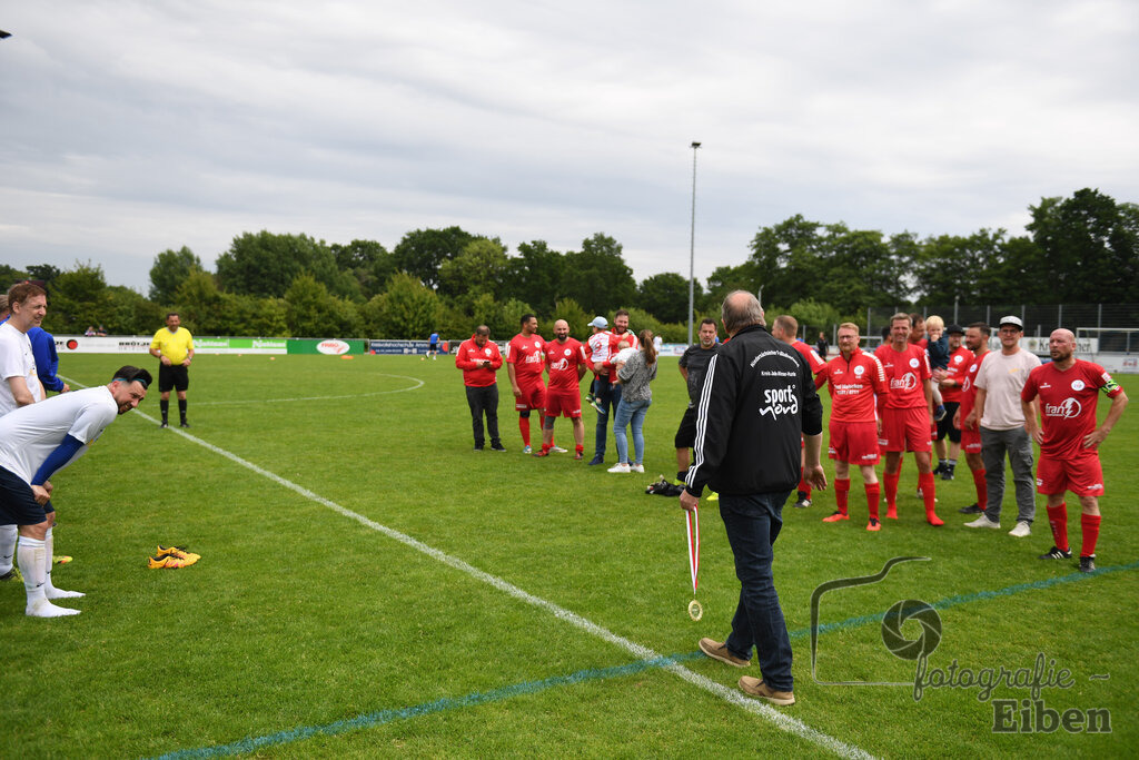 SV Brake Ü40-BW Bümmerstede (Ü40) | Kreispokal Finale Jade-Weser-Hunte Ü40; SV Brake Ü40 (rot)-BW Bümmerstede Ü40 (weiß) am 15.06.2025 in Rastede (Sportanlage Köttersweg), Photo: Philip Eiben 2025 - Realisiert mit Pictrs.com