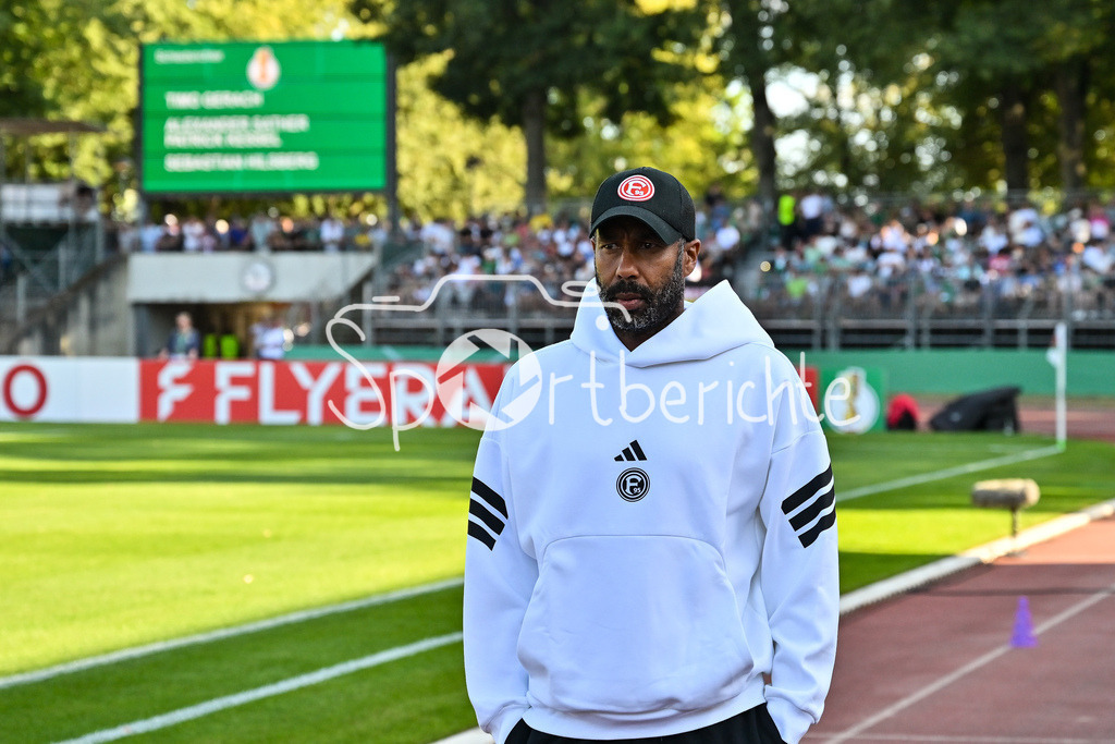 1. FC Schweinfurt 05 - Fortuna Düsseldorf | im Bild Daniel THIOUNE Trainer Fortuna Düsseldrof / Einzelfoto / Freisteller / DFB-Pokal: 1. FC Schweinfurt 05 - Fortuna Düsseldorf; Riedel-Bau Arena am 18.08.2025