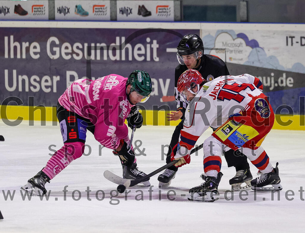 2025-10-24_138_TSV_Erding_gegen_Deggendorfer_SC | Erding, Deutschland, 24.10.2025:Eishockey, Oberliga Süd 2025 / 2026, 11. Spieltag, TSV Erding gegen Deggendorfer SC, Endergebnis: 2:4Thomas Matheson (Erding Gladiators, #37), Ty Jackson (Deggendorfer SC, #14)Foto: Christian Riedel / fotografie-riedel.net