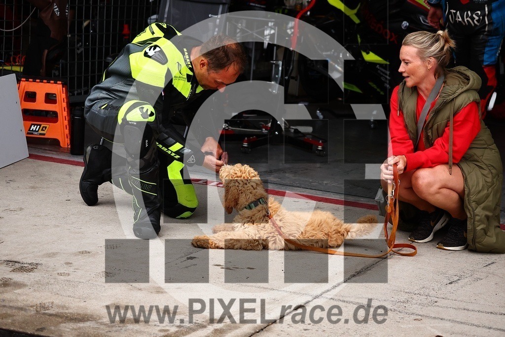 social-20250830_08375 | Schöne Erinnerungen an spannende Momente - das festzuhalten ist unser Job. PIXELrace.de ist seit 2003 auf den Rennstrecken Europas unterwegs um die Action draußen beim Fahren und die wunderbare Stimmung imm Fahrerlager für euch einzufangen.