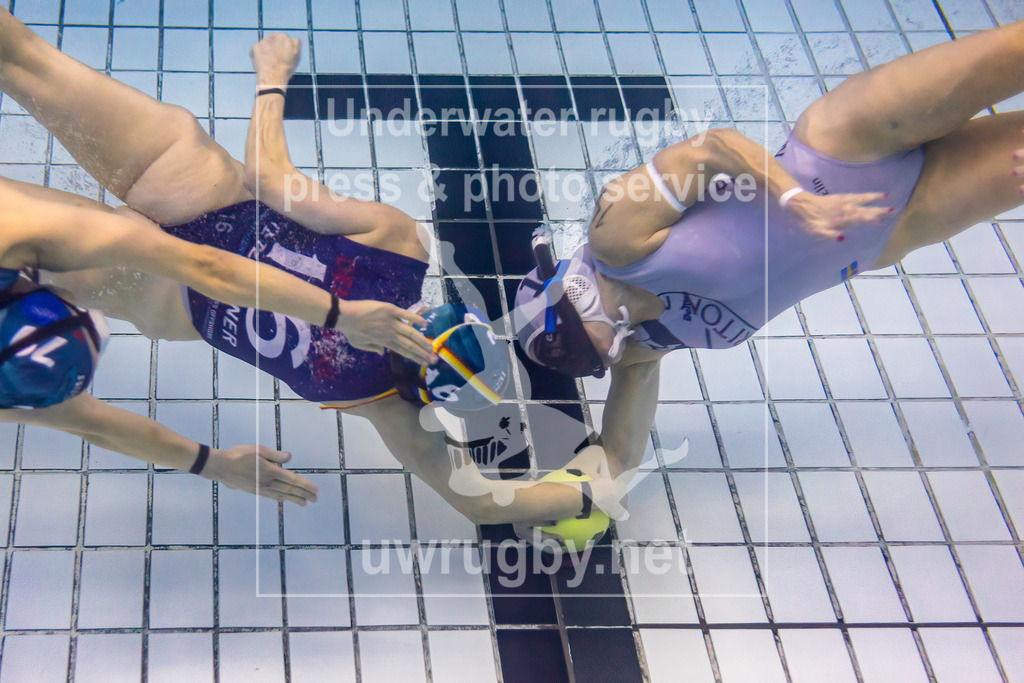 24. - 26.11.2023: Unterwasser-Rugby Champions Cup 2023  | Damen-Spiel: Amager Uv-Rugby (Dänemark) in blau gegen Black Mermaids (Schweden) in weiß. Die dänische Meisterin Klara Tetzscner Madsen in blau mit der Nummer 16 und ihrer schwedischen Gegenspielering Elin Strand in weiß mit der Nummer 14 beim Anschwimmen nach der Halbzeitpause. - Realisiert mit Pictrs.com