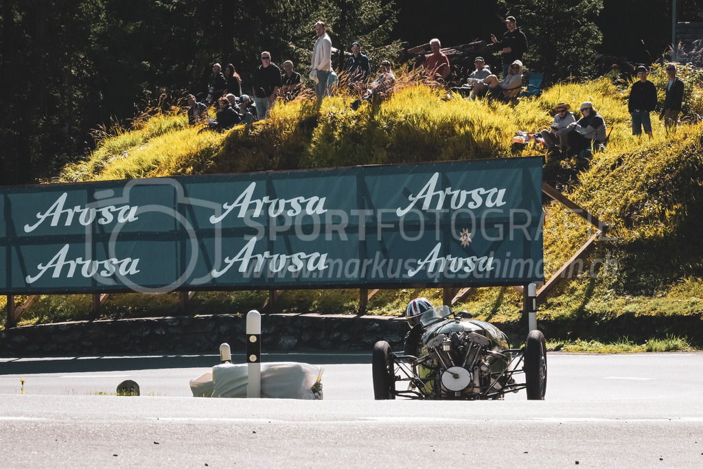 21. Arosa ClassicCar 2025 - 6. =September= 2025 | Kurt Kaufmann aus Neuenhof (SUI) in einem Threewheeler Morgan aus dem Jahre 1930 mit Startnummer 273 am Arosa ClassicCar 2025 in der Kategorie Classic Trophy..@arosaclassiccar, @arosa.official, #arosaclassiccar, #arosa, #76curves, #classiccarBild: Sportfotografie Markus Aeschimann | www.markus-aeschimann.ch - Realisiert mit Pictrs.com
