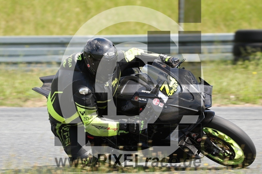 0174-20240604_36221 | Schöne Erinnerungen an spannende Momente - das festzuhalten ist unser Job. PIXELrace.de ist seit 2003 auf den Rennstrecken Europas unterwegs um die Action draußen beim Fahren und die wunderbare Stimmung imm Fahrerlager für euch einzufangen.