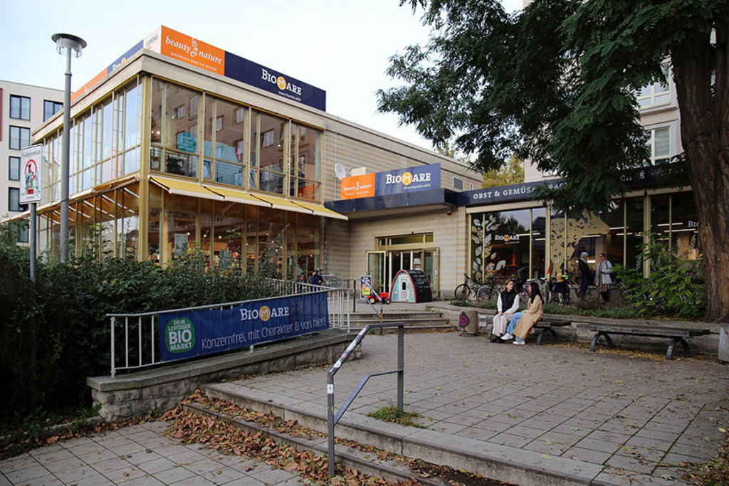 Karl-Liebknecht-Straße - Biomare | Entdecke über 20 Kategorien Leipzig-Motive: Foto-Downloads, hochwertige Poster, Leinwand- & Fine-Art-Prints. Jetzt Lieblingsfoto im Bildlexikon Leipzig Shop bestellen!