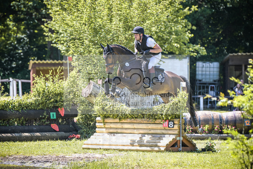 DOS_2044 | Entdecke hochwertige Reitturnierfotos von Foto Oger. Professionell, emotional und authentisch – jetzt Lieblingsmomente im Shop bestellen.Deutschlandweite Turnierfotografie. - Realisiert mit Pictrs.com