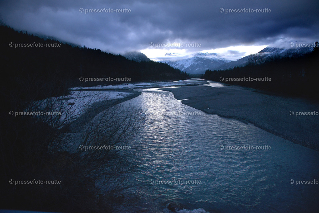 welltvi-BDB-Weissenbach-Lech-Abendstimmung-28122019-WTV_0336 | Info aus dem Bezirk Reutte/Ausserfern Tirol sowie eine umfangreiche Bilddatenbank über die gesamte Region: Lechtal, Talkessel Reutte, Tannheimertal, Zwischentoren. Lech, Plansee, Zugspitze, Grenztunnel, B179, Fernpassstraße, Verkehr, Lawinen, Tradition, - Realisiert mit Pictrs.com