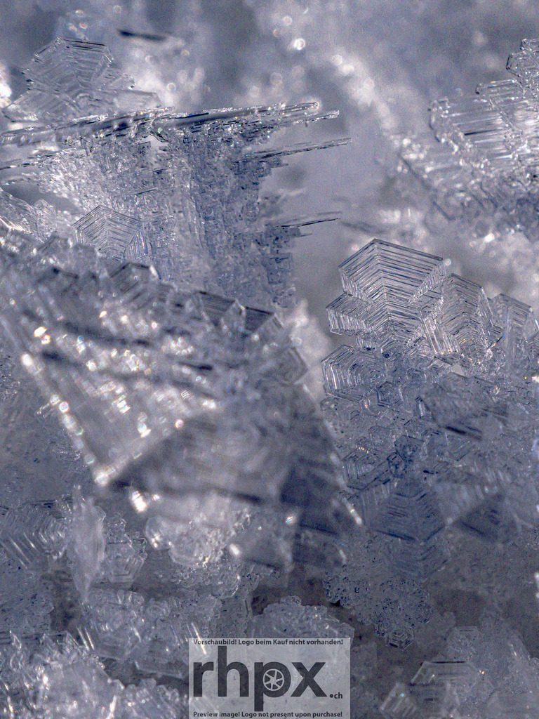 Geometrie des Winters | Kristall. Struktur. Kälte.
Diese Makroaufnahme macht die verborgene Architektur der Natur sichtbar und zeigt die faszinierende Symmetrie einzelner Eiskristalle. Die kühlen Blautöne und scharfen Kanten fangen die zerbrechliche Schönheit eines frostigen Moments perfekt ein.
Wähle unter "Produktauswahl" dein Wunschformat: Vom klassischen Wandbild über Puzzle &amp; Tassen bis zum digitalen Download (z.B. als Handy-Hintergrund).
 - Realisiert mit Pictrs.com