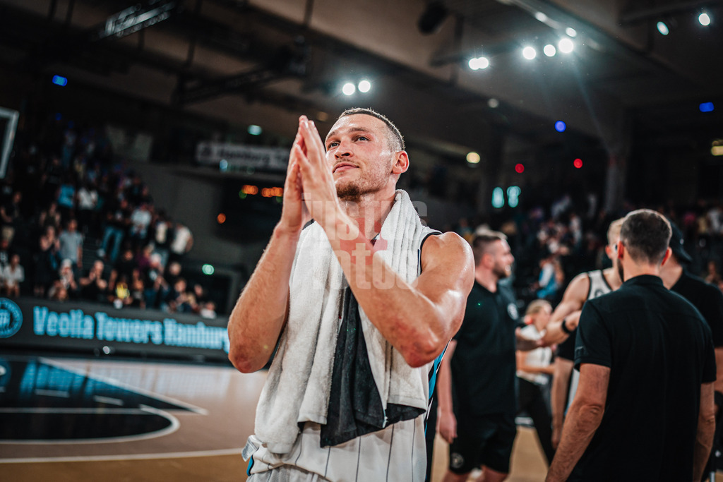 Basketball | Männer | Saison 2024/2025  | easyCredit Basketball Bundesliga | Testspiel | Veolia Towers Hamburg vs. EWE Baskets Oldenburg | 25.08.2024 | Brae Ivey (#1, Veolia Towers Hamburg) applaudiert den Fans