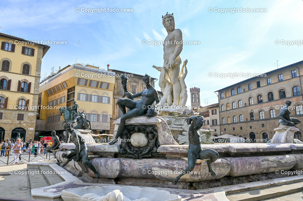 Italien_ Toscana_ Florenz_ 30.05.2024-228 | 30.05.2024, Italien, ITA, Toskana, Florenz im Bild Stadtansichten, Gebäude, Architektur, Touristen, Historisch, Souvenir, Altstadt, Museum, Statuen, Skulpturen, Piazza della Signoria, Statue David, Palazzo Vecchio, Neptunbrunnen, Piazza della Repubblica, Ponte Vecchio, Brücke, Uffizien, Kathedrale Santa Maria del Fiore, Arno, Fluß


Florenz, Firenze, ist eine italienische Großstadt. Nach Einwohnern ist sie die achtgrößte Stadt Italiens. Florenz ist die Hauptstadt sowie größte Stadt der Region Toskana und der Metropolitanstadt Florenz, in der etwa eine Million Menschen leben. Florenz ist für seine Geschichte berühmt. Leonardo da Vinci verbrachte große Teile seiner Jugend in Florenz, Michelangelo fand Unterschlupf in der Kirche der Medici, Galileo Galilei wohnte als Hofmathematiker in den Palästen der Medici. Von 1865 bis 1871 war die Stadt die Hauptstadt des neu gegründeten Königreichs Italien. Das historische Zentrum von Florenz zieht Jahr für Jahr Millionen von Touristen an. Die historische Innenstadt wurde von der UNESCO im Jahre 1982 zum Weltkulturerbe erklärt. 
Quelle: Wikipedia
