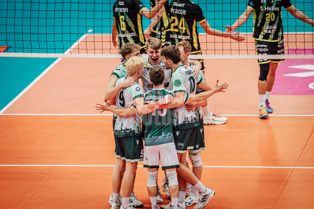 Volleyball | Herren | Saison 2025/2026 | Volleyball Ligacup | FT 1844 Freiburg vs. Helios GRIZZLYS Giesen | 12.10.2024 | Freiburg Jubelt, in der Mitte Liam Kristjanson (#12, FT 1844 Freiburg)