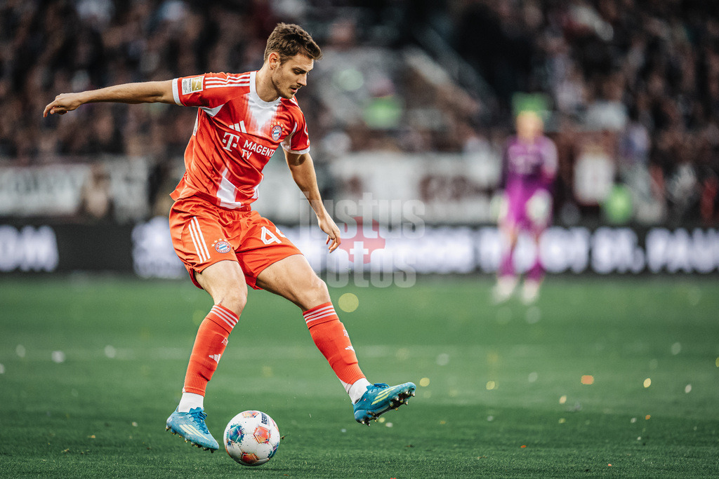 Fußball | Männer | Saison 2025/2026  | Fußball-Bundesliga | 29. Spieltag | FC St. Pauli vs. FC Bayern München | 11.04.2026 | Josip Staoidic (#44, FC Bayern München)